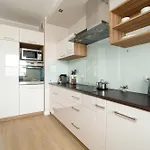 Comfortable With Parking In By Renters 아파트